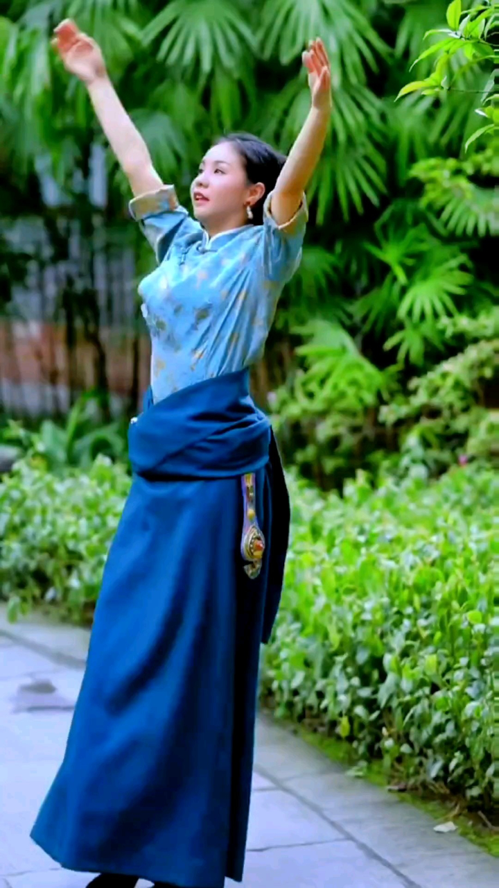 锅庄舞皇后雍吉优美舞姿
