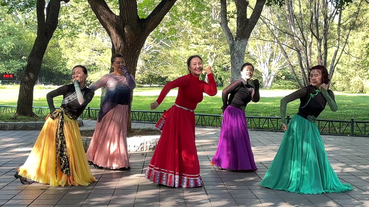 北京紫竹院魅力朵朵广场舞《康巴情2023_06_29_16_15_img_2291》优美