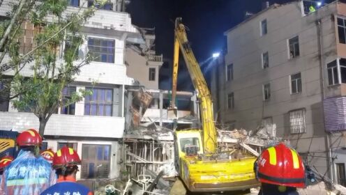 温州永嘉县一民房坍塌4人被困：翻修过程中事发 挖机紧急进场救援