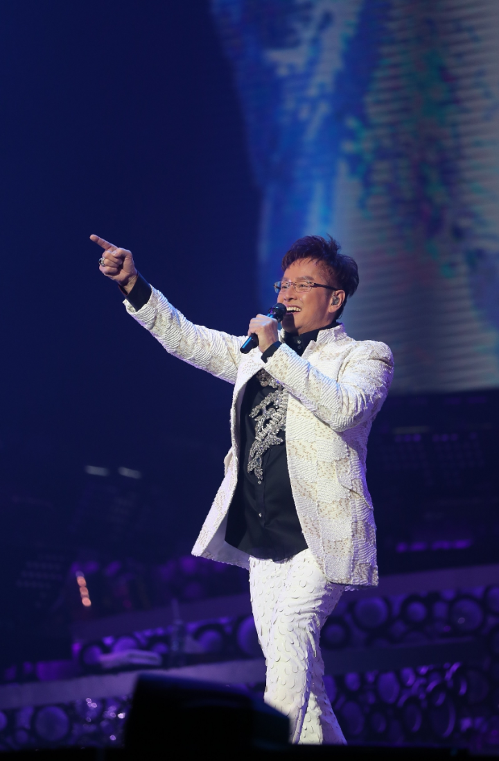 谭咏麟广州海心沙演唱会万人大合唱,现场气氛太好了!