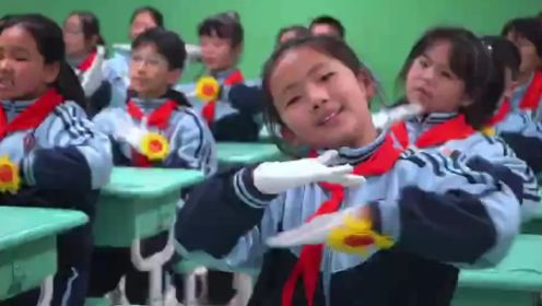 超燃课桌舞《大中国》来了-东明县第十小学五年级二班课桌舞展示