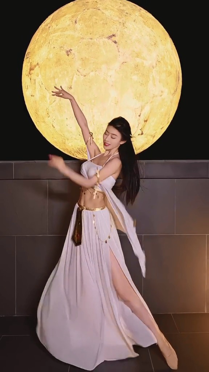 帮我配个文案#广寒宫#古典舞#户外舞蹈