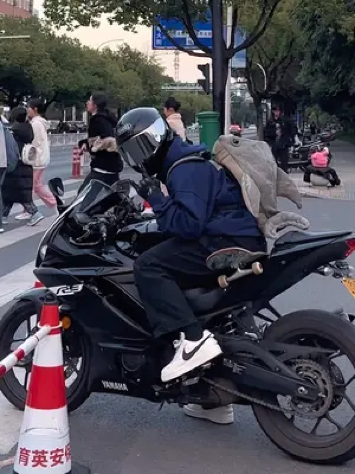 每天装帅真的太累,还好我是真帅#滑板 #机车 #王一博