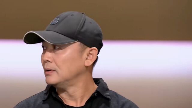 《武林外传》导演尚敬,走到台上,向情景喜剧导演英达致敬