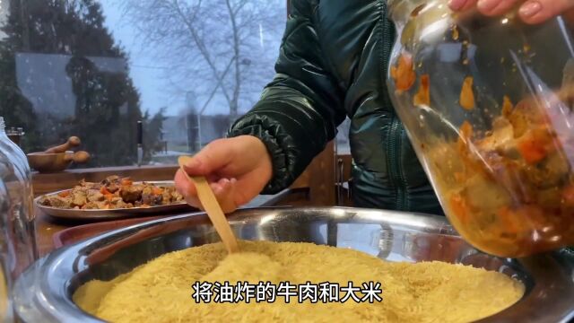 将油炸的牛肉和大米直接塞入玻璃罐子,是为了长时间储放起来