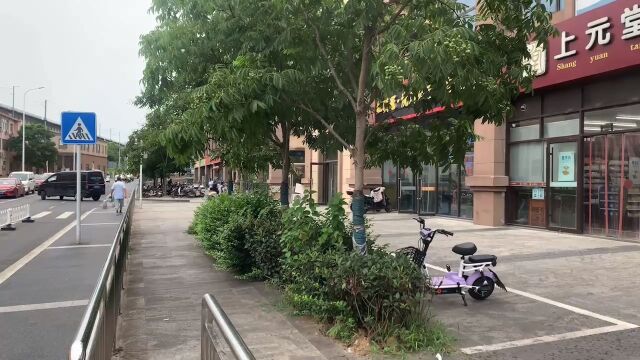 优铺招租:南京秦淮区佳营东路汇景和园商业广场一楼沿街商铺,成熟社区商业体、有大超市、菜场等,面宽8米,面积268平米,通燃气可以餐饮.欢迎有需...