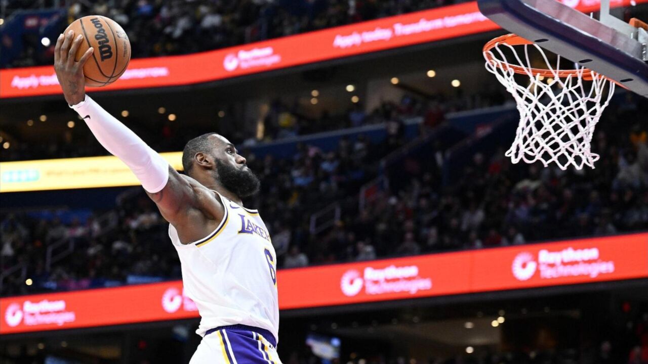 詹姆斯连续防守反击建功,四分位超级长传 炸裂暴扣