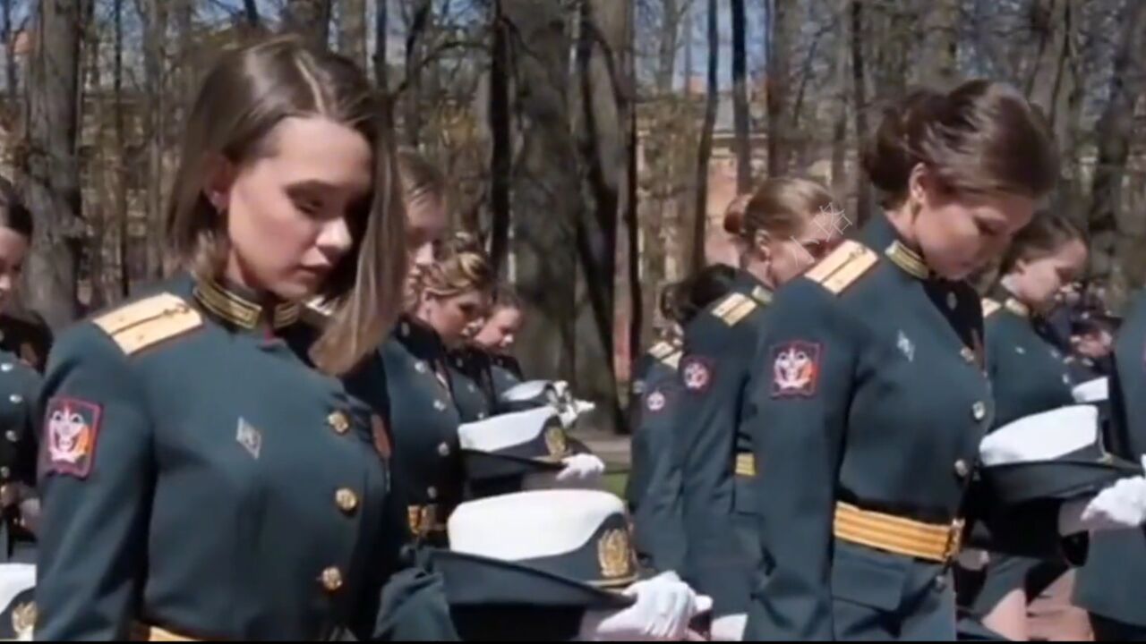 俄乌战场真实录像：乌克兰女兵尸体堆积如山，场面令人惨不忍睹_腾讯视频