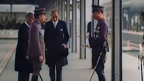 1935年末代皇帝溥仪访日，皇家护卫两旁站 ，裕仁天皇亲自迎！
