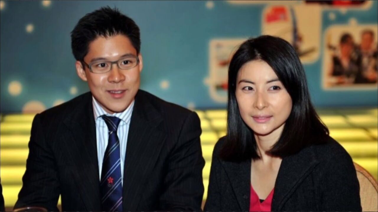 郭晶晶赢麻了,老公霍启刚又到北京交流,被美女求合影绅士手抢镜