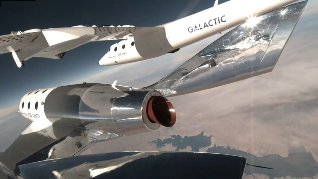 首对"太空母女"!维珍银河首次私人太空旅游