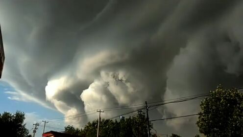新疆塔城现超级单体风暴云：云团连接天地似伸手可触，压迫感十足