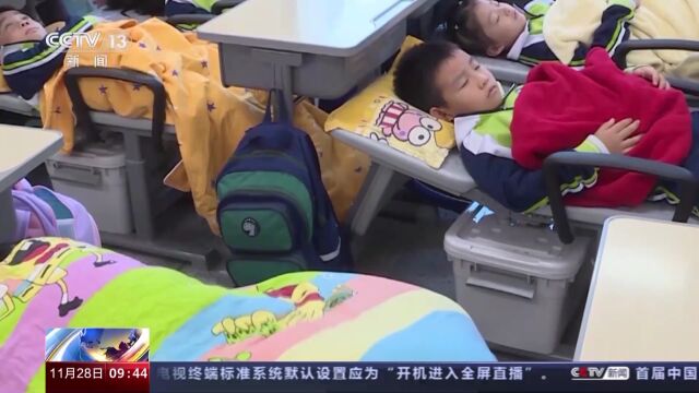 课桌椅依身高定制 学生午休“躺睡自由”