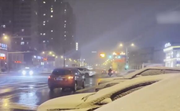 辽宁沈阳:迎来新一轮降雪天气,不间断除雪保通畅