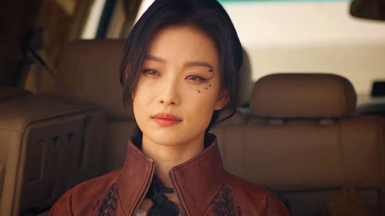 《西出玉门》中叶流西眼尾的蝎子标志早就暗示了她的身份,也隐喻了"西
