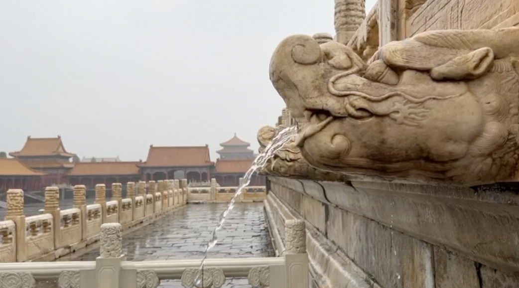 北京周末遇强降雨天气，故宫再现“千龙吐水”-百货之家