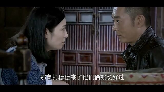 夫妻睡觉一个在上一个在下,房外偷看的美女,都看不下去了!