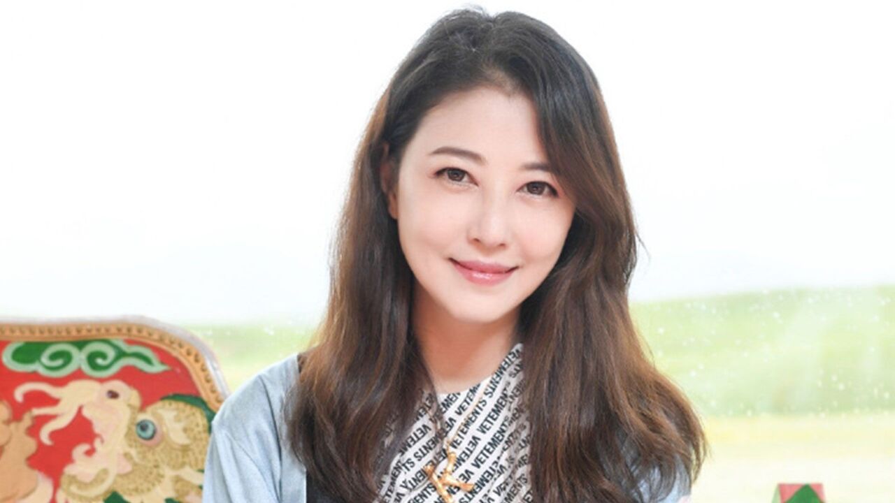 回顾周海媚港姐选美片段,18岁青春靓丽,曾自曝爸爸让报名才出道