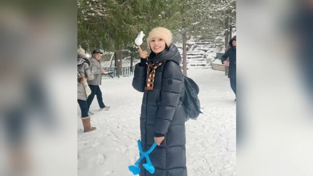 袁泉雪地里玩雪被偶遇 生图十分能打