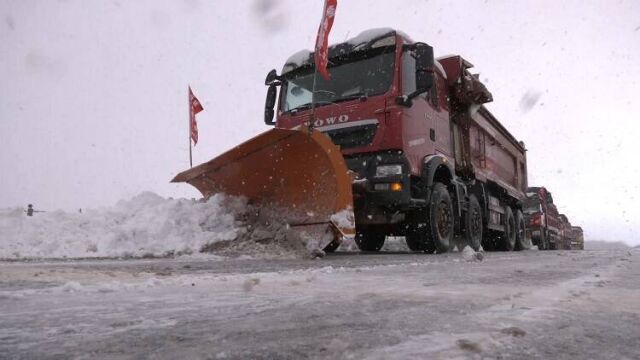 “闻雪而动 坚守一线”烟台高新区全力以赴清雪保畅通