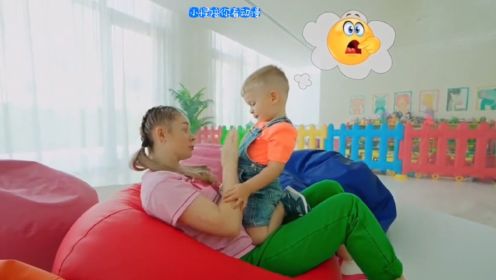 小公主萌娃：奥利弗和妈妈在巨型充气屋里，玩彩色气球大冒险！