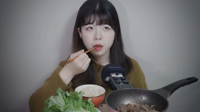 【ASMR助眠吃播】蘑菇烤肉牛和生菜的美妙声音