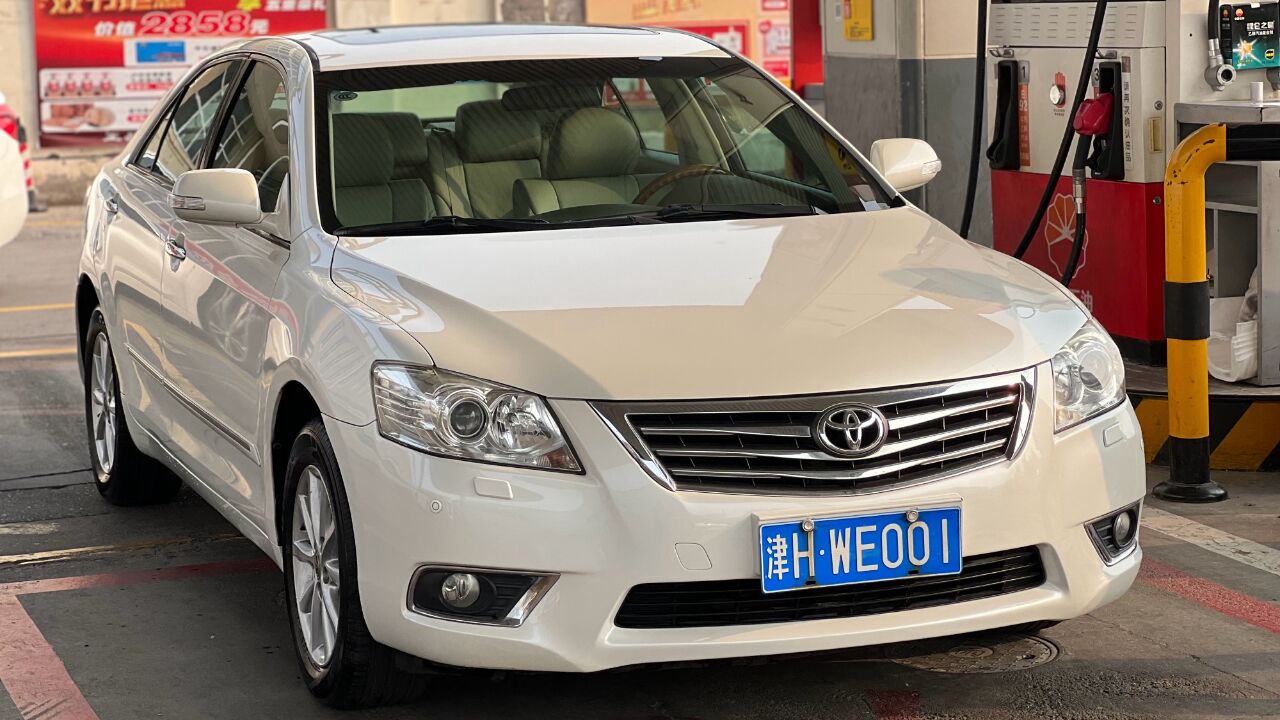 白色第六代丰田凯美瑞