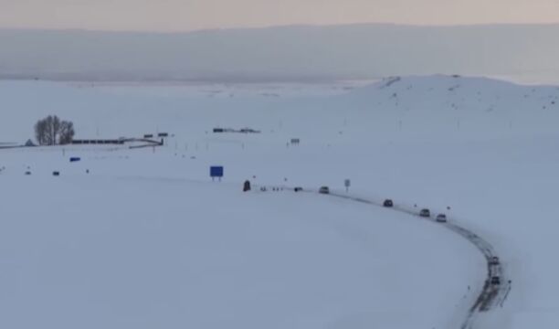 新疆阿勒泰,强降雪致游客滞留,部分道路已抢通