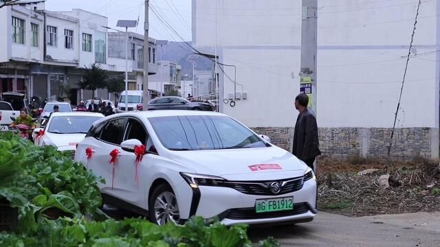 一起祝福新郎新娘新婚快乐,天长地久!#结婚 #现场实拍 #祝福一对新人喜结良缘 #民俗文化