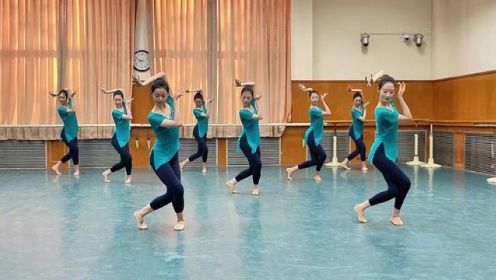 中国古典舞技术技巧展示-北京舞蹈学院中国古典舞系2021级1班。#北舞 #技术技巧 #舞蹈课堂随拍