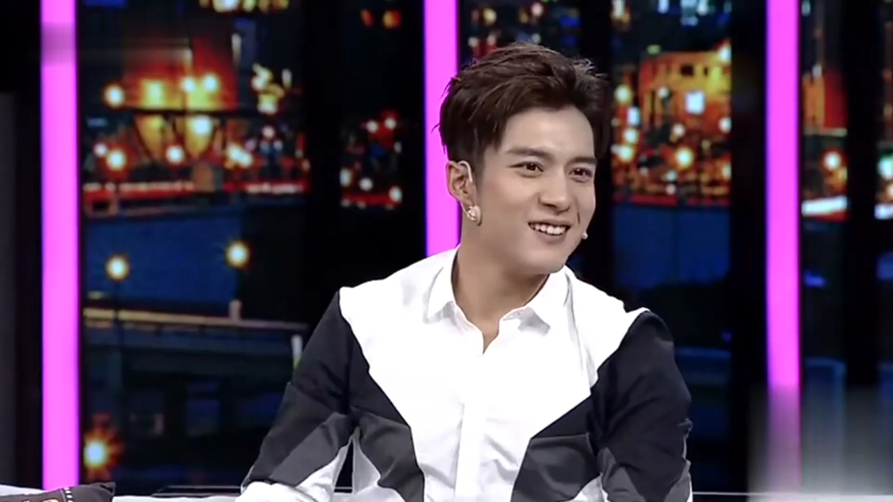 韩东君坦言父亲对他影响很大,拍戏间隙两人聊天,对话引人爆笑