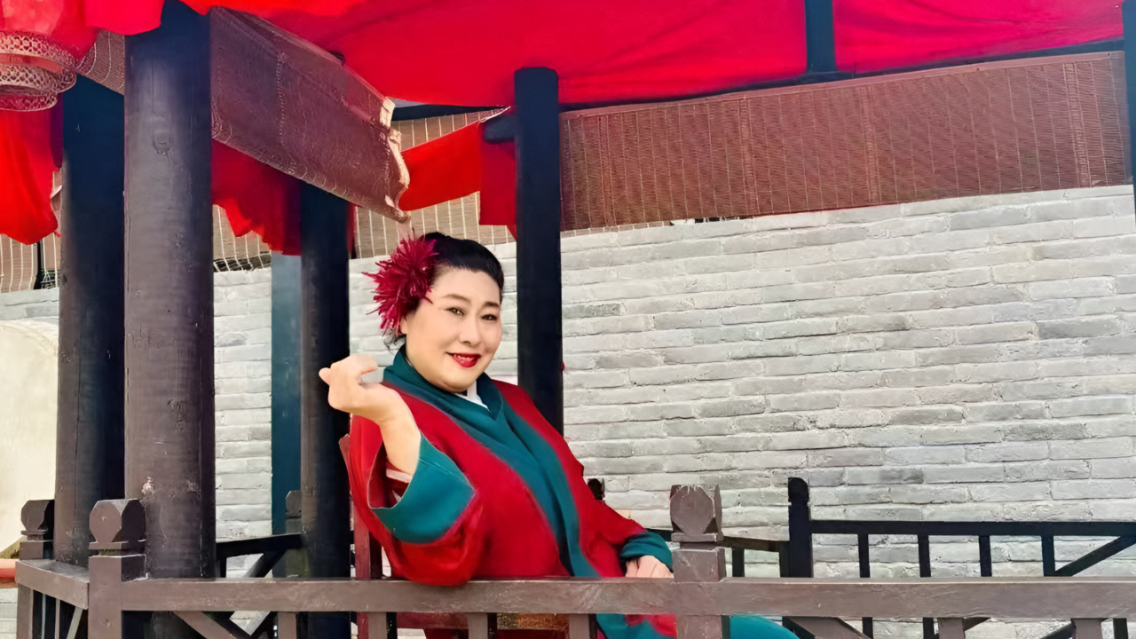开封万岁山武侠城景区:王婆扮演者赵梅因健康原因请假一个月