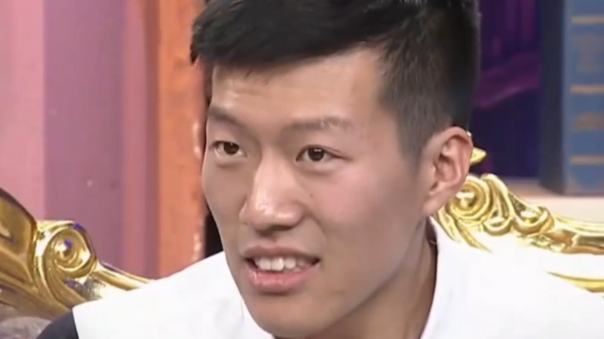 闫佳宝着急上厕所,不料竟忘了带纸,大妈热心提供报纸