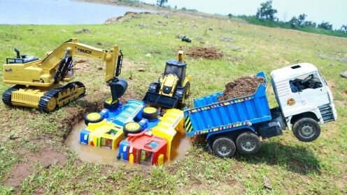 儿童益智玩具:挖掘机挖土玩具工作,消防车工程车施工表演