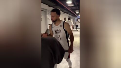 看上去几乎一样高,库里和博格巴赛前在球员通道寒暄