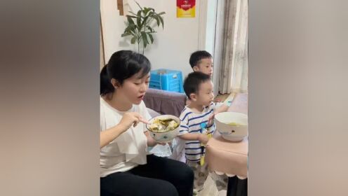一个女人带着三个孩子忙工作,会是怎样的鸡飞狗跳,也许只有宝妈才能