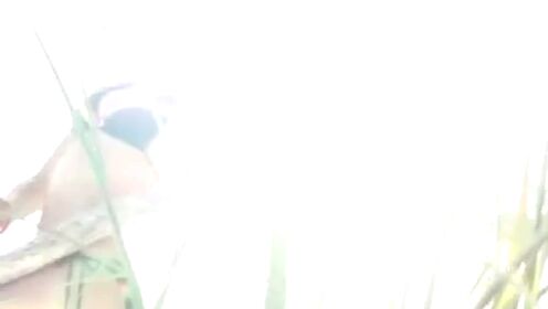 Miranda Kerr身体蹭树魅惑无限 裸露肌肤激情扭动