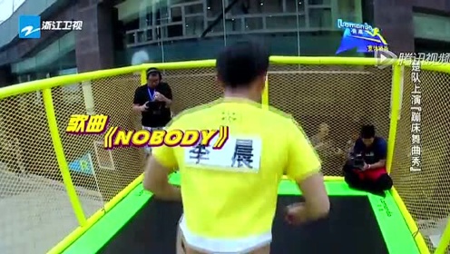 游戏二：跳蹦蹦床猜题接力赛