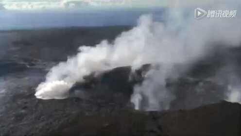 航拍基拉韦厄火山熔岩外溢 浓烟滚滚