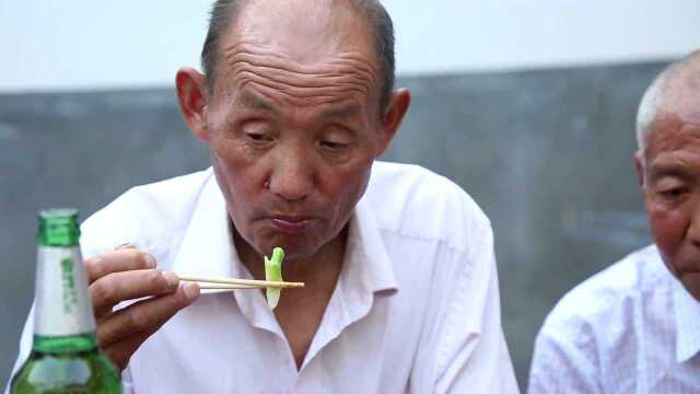 河南上蔡县杨屯乡健康村民与感染艾滋病村民围桌喝酒