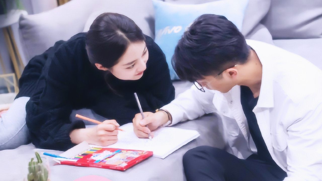 赵琦君杨凯雯趴沙发上画画耳语,琦雯cp撒糖简直甜齁_综艺_高清1080p