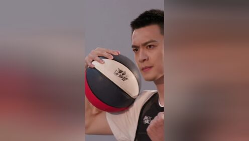 杨鸣综艺首秀拍摄硬照 表情霸气十足但依旧帅气