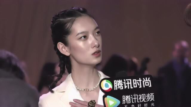 戴珍珠项链的少女Cici项偞婧:坚强版的“维纳斯诞生”