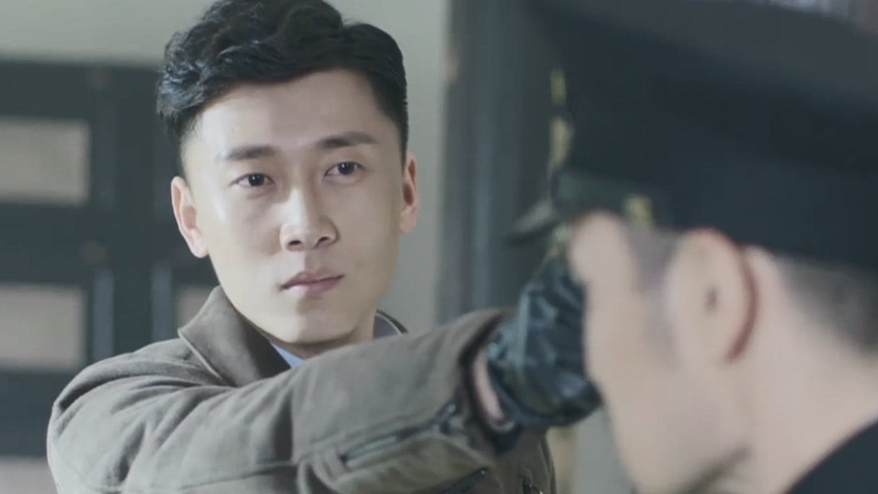 《追风行动》第28集02:沈飞潜入敌人内部偷东西被发现,岂料接下来的