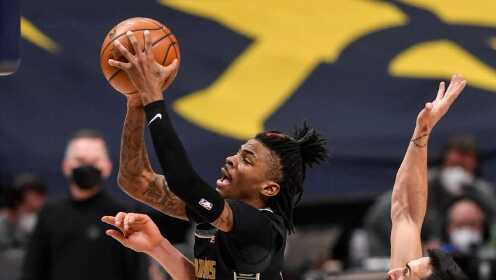 《NBA全场集锦》一般人做不出这个动作 莫兰特运球1v3超夸张折叠上篮打进