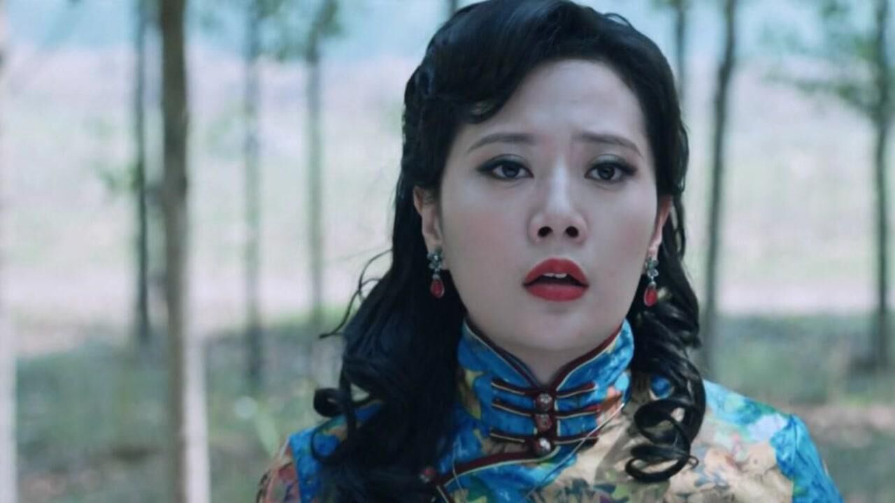 《兄弟营》第9集01:叶百合和梅山海对峙起来,结果被自己的枪声吓晕了