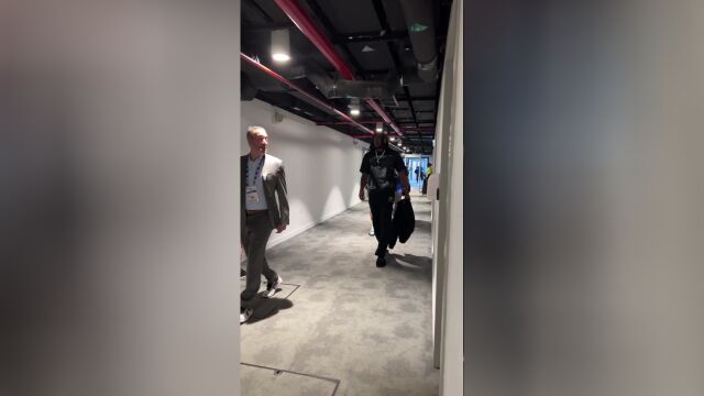 唐斯化身中东石油王子 李凯尔抵达球馆状态悠闲轻松