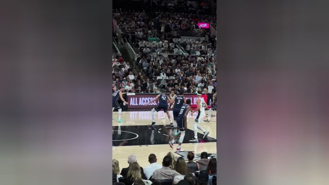 这还怎么防？ 现场视角带你看文班亚马生涯首球