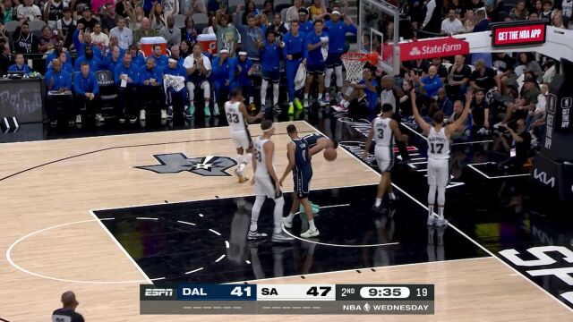 看见了一道熟悉的身影 艾克萨姆反击上篮打成2+1