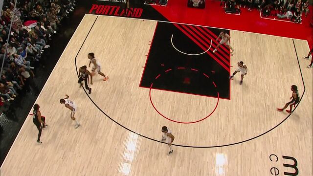 积极跑动就出机会！贾巴里-沃克妙传克里斯-穆雷空切上篮拿下2分